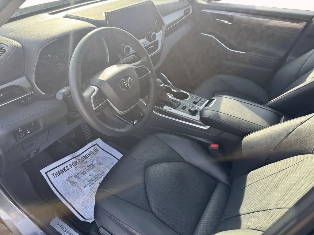 2025 Toyota Highlander LE