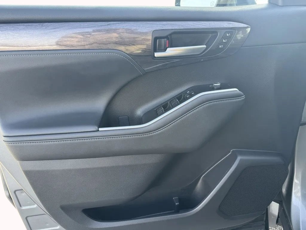 2025 Toyota Highlander LE