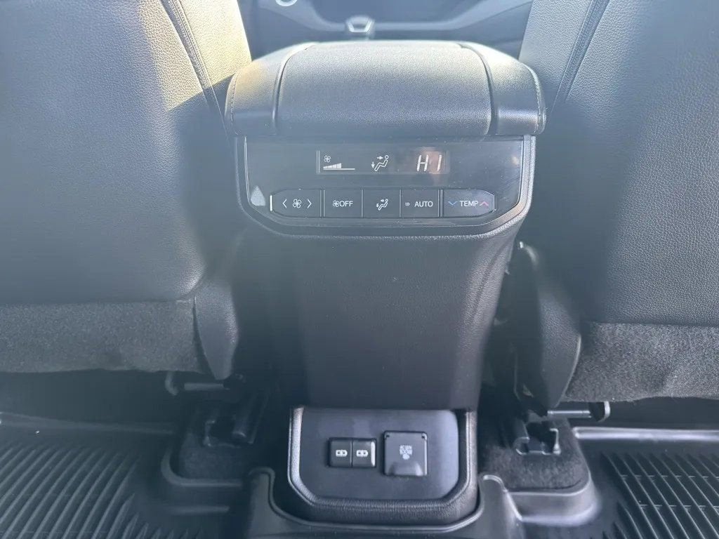 2025 Toyota Highlander LE